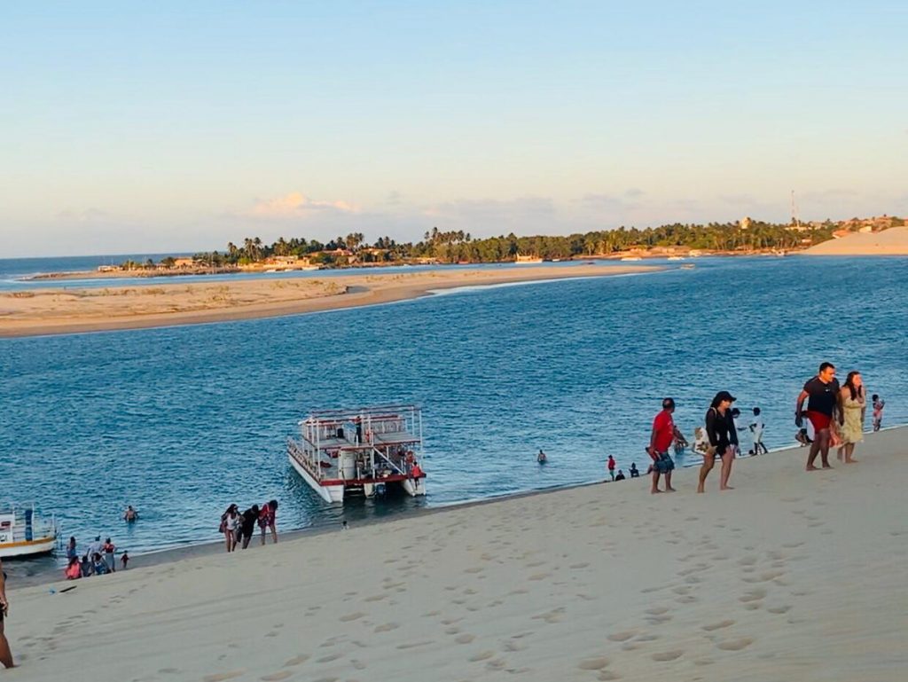 Passeio de barco em Mundaú, litoral Oeste do Ceará.