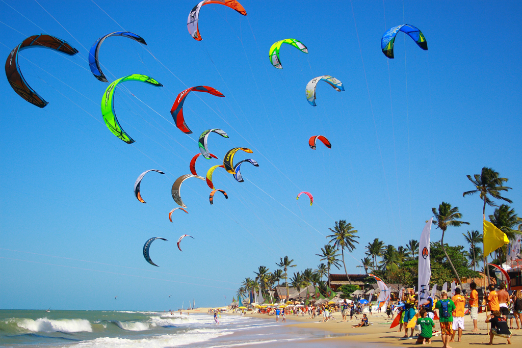 Kitesurfe na praia do Cumbuco, a menos de 30 km de Fortaleza