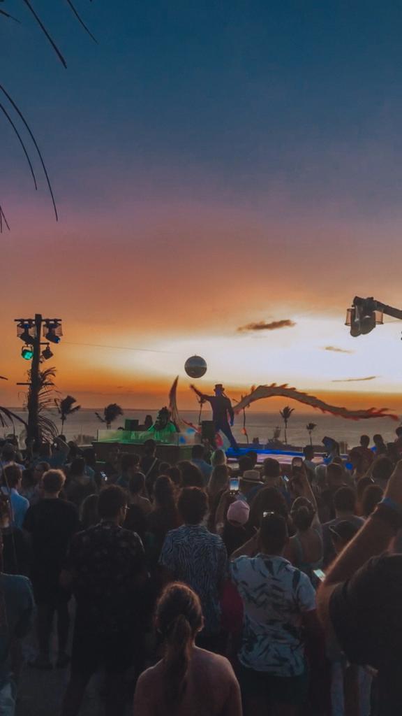 Café Jeri Pôr do Sol e Balada de música eletrônica